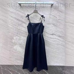 Basic Casual Dresses Designer 24 Early Spring Nieuwe Hepburn Style Nail Bead Fine Sling Elegant Small Black Rok, modieuze taille, mid -lengte rok voor vrouwen WGW1