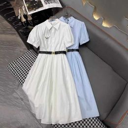 Basic Casual Dresses Designer 24 Zomer Nieuwe Triangle Label -jurk voor klassieke hoge taille, definitie, Pure Desire Shirt Shired Shirt Reducerende leeftijd