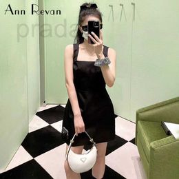 Designer de robes décontractées de base Ann Revan P 2024 Début de printemps Nouveau triangle français Sac de taille stéréoscopique Robe sans manches