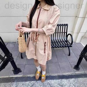 Basic Casual Dresses Designer Brand 2024 Spring/zomer Nieuw product M Home Age Reducerende stijl Letter Afdrukken Drawing Taille Wikke jurk voor vrouwen W9E5