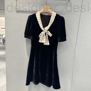 Basic Casual Jurken designermerk Prachtige fluwelen zwarte jurk met vlinderdas in Miu-stijl en patchwork tailleband met korte mouwen, elegante A-lijn rok TPS5