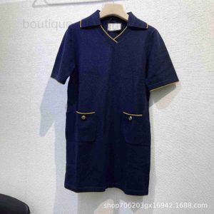 Robes décontractées de base Marque de créateurs Conception de tube droit bleu marine de haute qualité avec un sentiment de niche, de style occidental, à la mode et de pur désir Robe tricotée