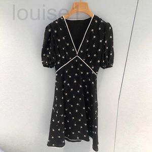 Robes décontractées de base Marque de créateur Miu Robe noire à manches courtes avec bord d'oreille en bois Col en V imprimé pour une apparence mince en jupe en mousseline de soie Été Nouveau L4VZ