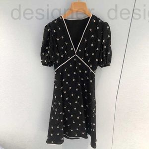 Robes décontractées de base Marque de créateur Miu Miao Robe noire à manches courtes avec bord d'oreille en bois Col en V imprimé pour une apparence mince en jupe en mousseline de soie Été Nouveau 09U0