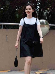 Basic casual jurken Designer merk superieure kwaliteit zijzakken versierd met driehoekige labelzak, zwarte nylon riemjurk, mouwloze jurk voor vrouwen 7jkl