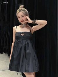 Robes décontractées de base Marque de créateur Le nouveau design noir de l'été est un petit public de style subtil spice girl évider robe licou amincissante 1X48