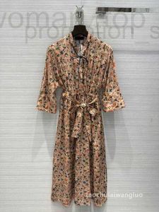 Robes décontractées de base Designer AL61163 Robe en soie florale avec un sentiment d'atmosphère et de style de vacances, col en V frais, taille haute, jupe longue fendue ET97 LLYN