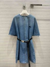 Vestidos casuales básicos diseñador Diseñador triángulo verano nueva ropa de trabajo de mezclilla hebilla cinturón lavado delgado vestido de manga corta VINF 948K