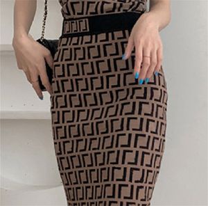 Robes décontractées basiques designer Designer Womens Elegant Chain Letter Party Dress Women's Fashion Half-length Skirt Solid Color Knit Step Package Hip Short Taille S-XL QKV8