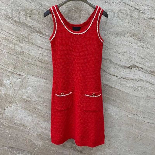 Vestidos casuales básicos Diseñador Falda de chaleco de punto decorada con cadena de metal con una sensación de atmósfera, vestido sin mangas ajustado para niña de estilo occidental, primavera 2024 XBGH