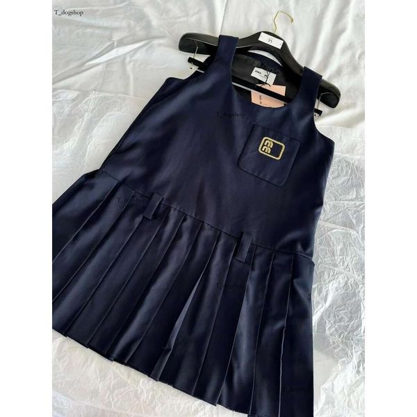 Vestidos informales básicos diseñador MM Familia 24SS Nuevo hilo de oro estilo academia Carta bordada Vestido azul marino con cinturón, de moda y versátil 102