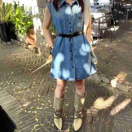 Basic Casual Dresses Designer P Familie omgekeerde driehoek Decoratie Denim Vest Dames losse en modieuze mouwloze shirt jas jurk QFSV