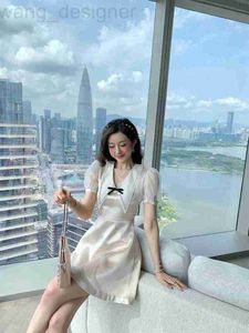 Basic Casual Jurken Designer Shenzhen Nanyou High End Miu Home 22 Lente/zomer Luxe Duizend Gold Satin Water Diamond ingelegde V-Neck Bubble Sleeve jurk Zis9