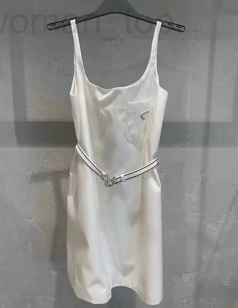 Robes décontractées de base Designer Small Trend printemps / été Nouveau glissière Slimnming and Age Reducing Camisole Robe With White Triangle Logo for Women MSLM