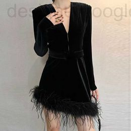 Robes décontractées de base Designer Printemps Nouveau B Velvet Style Light Mature Petit et populaire Design Sense Black Feather Edge Dress CMDU