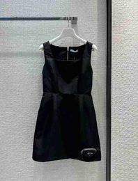Robes décontractées basiques Designer été U-cou solide robe noire avec mini sac femmes mode sans manches dame courte 0OL9