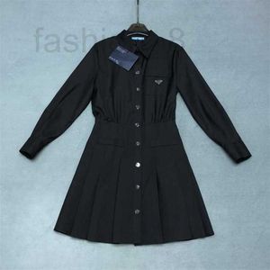 Robes décontractées de base Designer Femmes Casual Robe Classique Revers Robes noires Début du printemps à manches longues à manches longues Lettre Bouton Jupe plissée NE91