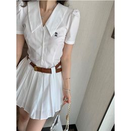 Basic Casual Dresses Dress Dames Designer Shirts Luxe Whitedress Classic Borduurde V-hals met riem geplooid