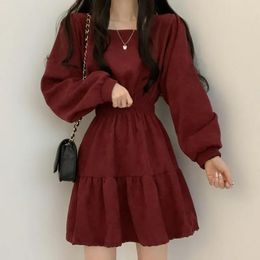 Basis Casual jurken Europees stijl vierkante kraag slanke geplooide jurk Koreaanse versie meisje los fitting hoge taille retro stevige kleurenjurken 230815