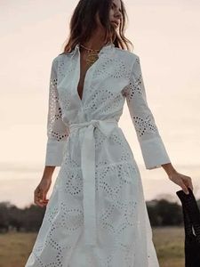 Basic casual jurken fitshinling Hollow Out Lace Shirt Midi feestjurk vrouwen worden geleverd met riemdanskleding modejurken Vestidos femme pareo nieuwe T240508