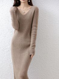 Robes décontractées de base pour femmes col en V crochet sexy femme audacieuse robe couvrir vêtements midi moulante longueur au genou solide designer tricoté 231031