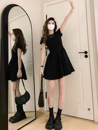 Vestidos casuales básicos Vestidos de temperamento de alta gama negro estilo Hepburn 2024 Summer Nuevo ajuste delgado