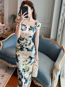 Robes décontractées de base Français douce robe romantique femme sexy fleurs imprimées sexuelles bodycon sans manches plies enveloppe hanche midi robe lady fête Vestido 2024