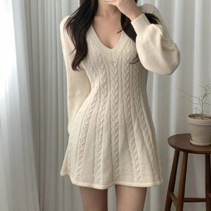 Robes décontractées de base Mode coréenne Vneck robe tricotée femmes automne hiver à manches longues robes pull femme couleur unie robe dames 231218
