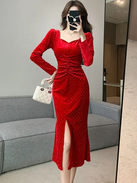 Robes décontractées de base Nouveau automne / hiver noir robe de velours rouge pour les femmes chaudes diamant mi-longueur mince sexy robe fendue mode femme vêtements 2024