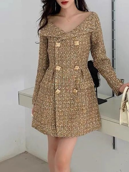 Vestidos informales básicos Nuevo vestido dorado sexy de manga larga con hombros descubiertos Vestido de tweed súper hermoso de alta calidad Vestido corto de lana con doble botonadura para mujer 2024