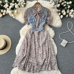 Grundlegende Freizeitkleider Neue Sommer Strand Denim Patchwork Chiffon Blumenkleid Damen Bogenkragen Kurzarm Blumendruck Gürtel Schnürung Midi Vestido 2023