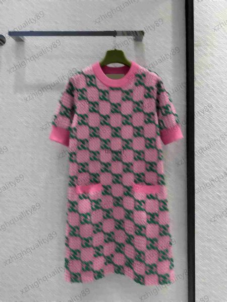 Vestidos casuales básicos Marca rosa Jacquard Plaid Manga corta Hilo de lana importado Versión simple Estilo casual Temperamento Maxiskit para mujeres 240302