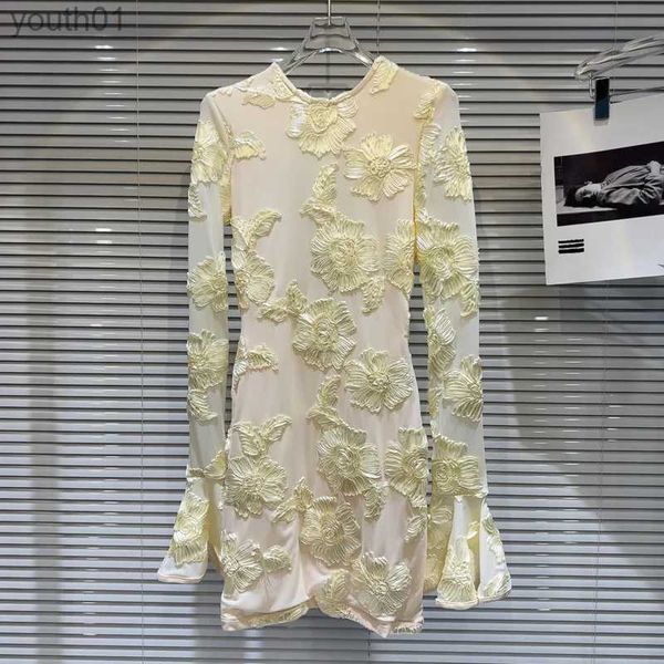 Vestidos casuales básicos PREPOMP 2023 Nueva colección de invierno Manga larga acampanada Bordado Floral Espalda ahueca hacia fuera Vestido corto beige Mujer GM699 yq240402