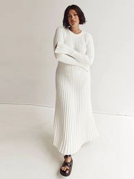 Robes décontractées de base Couleur solide Cou rond à manches longues tricotées Dres plissés minces blanches 2023 Summer Lady Office Streetwear Vestido 230817