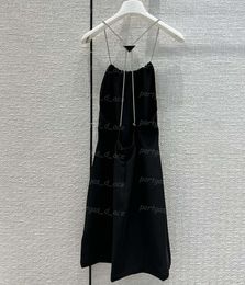 Robes décontractées basiques Triangle Badge Robe noire Chaîne de perles Dos nu pour femmes Femmes Sexy Long