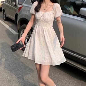 Vestidos casuales básicos Vestido de verano para mujeres con mangas hojaldres con diseño de flores huecos Academia coreana Lindo y simple moderno Vestibusl2405