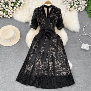 Robe de base de base élégante en dentelle élégante à lacets en V