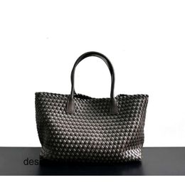 Cesta Boteega Bolsas Venetas Cabat 2024 Totes de mujer Nuevo tejido Lady Cowhide Holder Capacidad extra grande Axila Bolso femenino de mano Bolso de mano 6P30