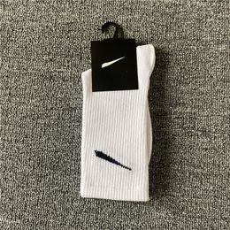 Chaussettes de basket-ball chaussette grip chaussette classique cheville lettre respirant noir bleu 10 couleurs coton de haute qualité tous les cotons designer rétro blanc chaussettes sport de plein air l5