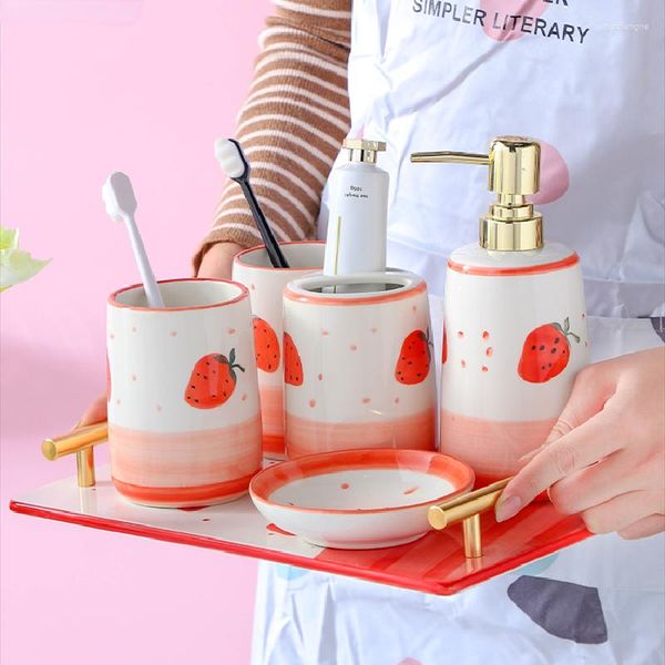Accesorio de baño Conjunto de cerámica de estampado de fresa linda plato de jabón de cinco piezas soportador de cepillo de dientes Accesorios de baño