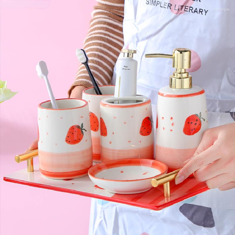 Badezubehör -Set süße Erdbeerabdruck Keramik Fünf -Stück -Seifenschale Zahnbürstenhalter Gurgeln Tasse Spender Badezimmerzubehör