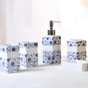 Badaccessoireset Europees keramische badkamer vijf delige blauwe en witte porselein decoratieve tandenborstelbeker sets desktopbadkamers