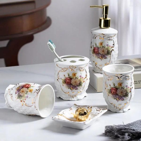 Ensemble d'accessoires de bain Fleurs peintes européennes Ustensiles de salle de bain en céramique Presse dorée Bouteille de lotion Porte-brosse à dents Accessoires de tasse de bain de bouche