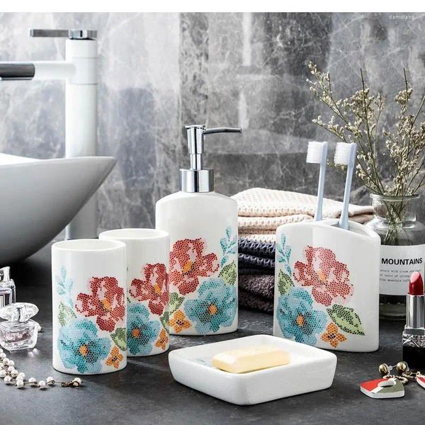 Conjunto de accesorios de baño Cerámica de lavado de flores de estilo europeo de cinco piezas plato de jabón de gárgar