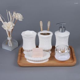 Bath Accessoire Set Europese stijl Luxe reliëf Rose keramische badkamerbenodigdheden Tandenborstel Holder Mondwater Cup Soap Dish Decoratie