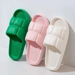 Alfombrillas de baño 2024 Ladies Soft Sole Cloud Zapatillas Sandalias Mujeres Verano EVA Antideslizante Flip Flops Zapatos para mujeres de fondo grueso