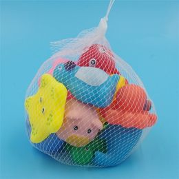 Juguetes de baño 10 PcsPack Animales lindos Juguete de baño Colorido Flotador de goma suave Squeeze Sonido Natación Juguete de agua para bebé con bolsa de malla 220909