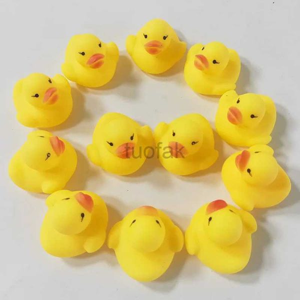 Toys de bain 10pc mignon petit canard jaune avec sons compressé jouet de bain en caoutchouc doux canards flocs jouer au jeu de bain cadeaux amusants pour enfants enfants bébé d240507