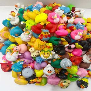 Toys de bain 20/40 Duck en caoutchouc pour jeeps Car Duck Duck Bath Toy Assortiment de flotteur en vrac Duck for Kids Baby Showers Accessories Party Favors D240507