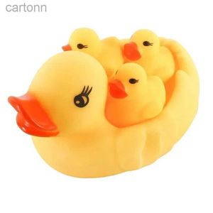 Juguetes de baño 4pcs lindos juguetes para baño de pato brote piscina de goma piscina flotante bañera juguete juguetes chillidos para niños juegos 240413